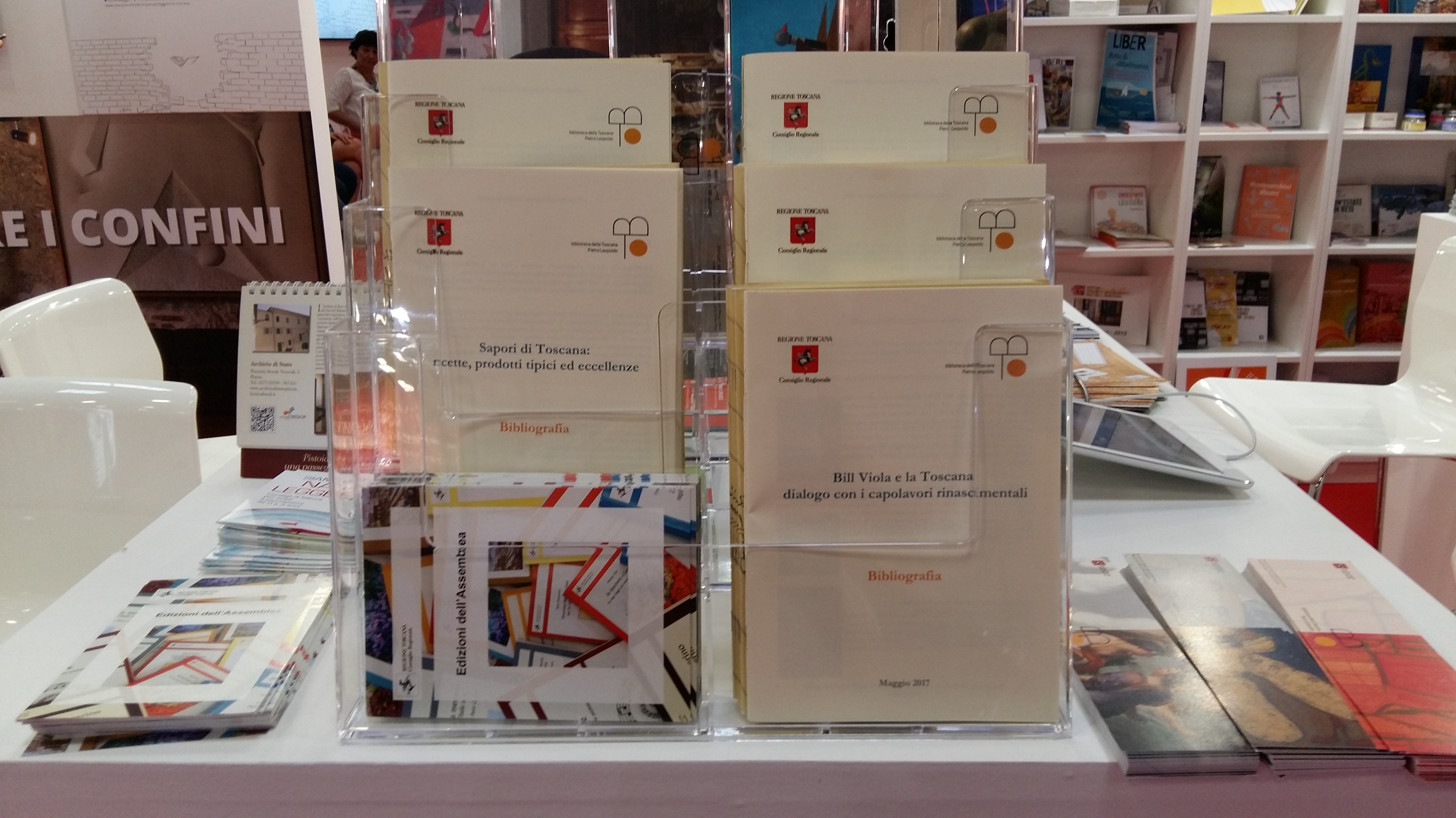 Segnalibri, bibliografie, brochure e cartoline in distribuzione