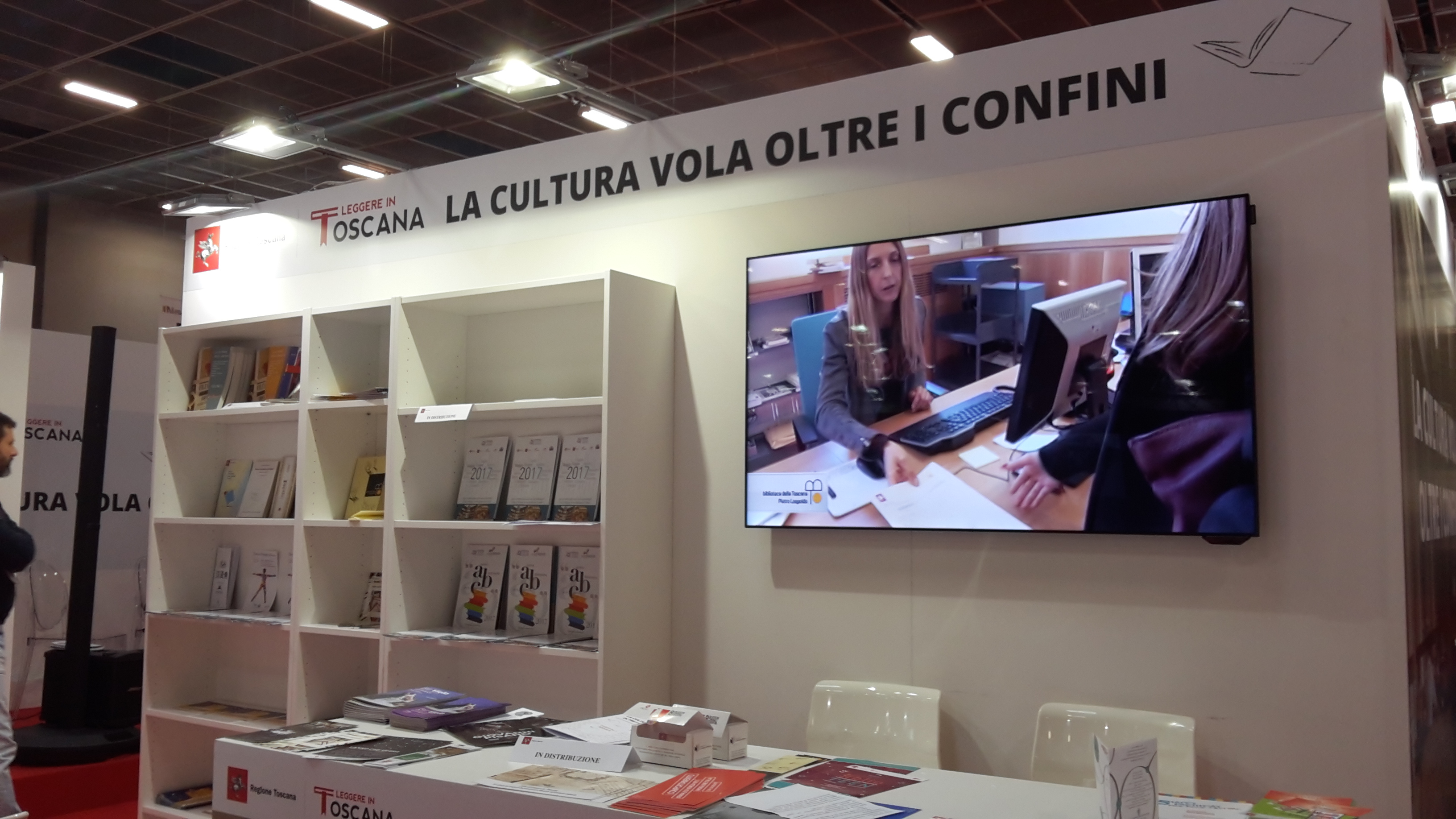 Video della biblioteca sullo schermo dello stand