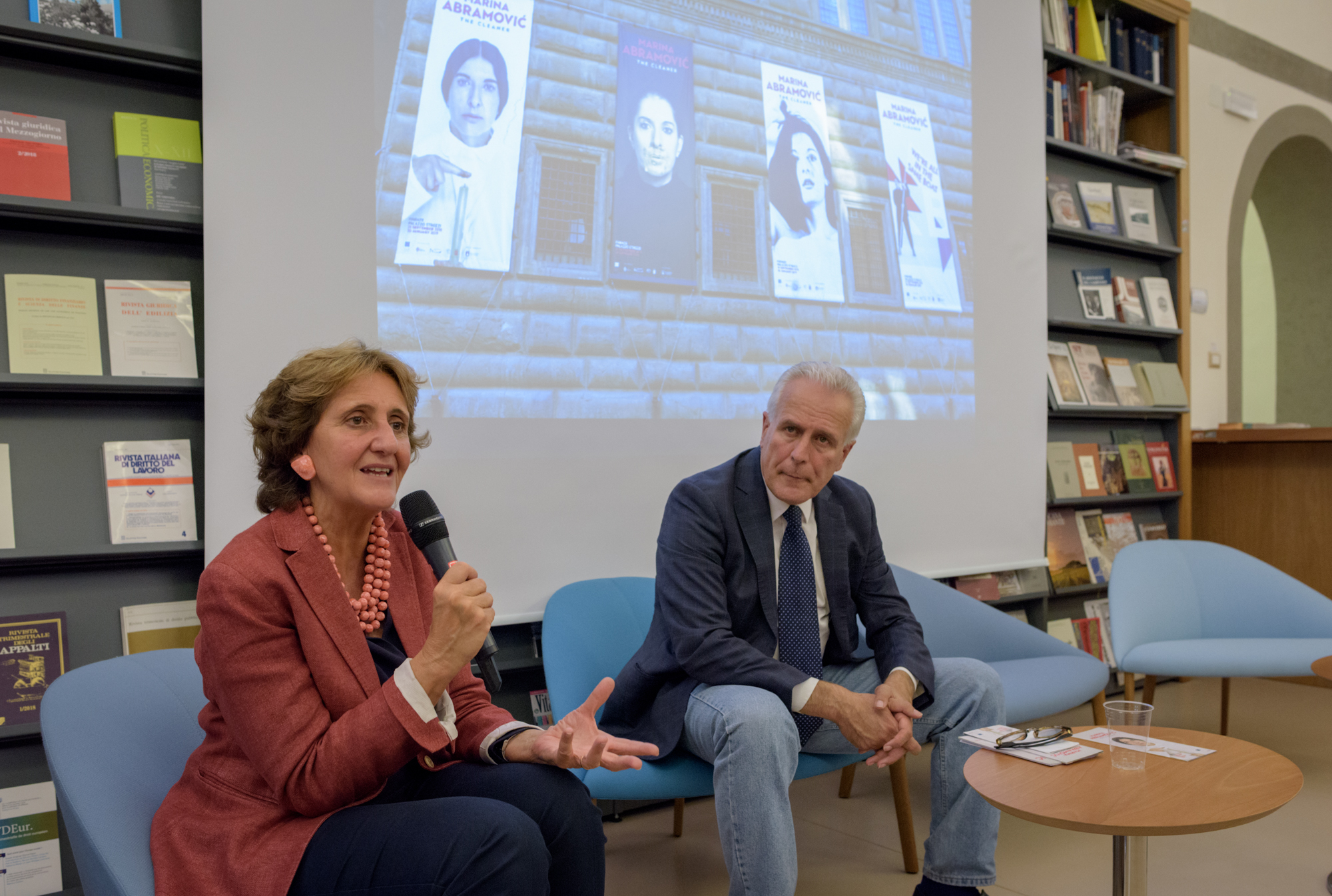 Il Presidente del Consiglio Eugenio Giani e Ludovica Sebregondi alla Biblioteca della Toscana Pietro Leopoldo discutono di Marina Abramovic