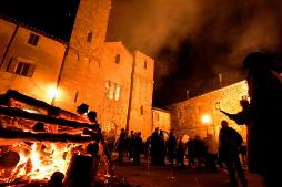 Immagine - Tradizioni: Città delle Fiaccole, Giani ad Abbadia San Salvatore per l'accensione