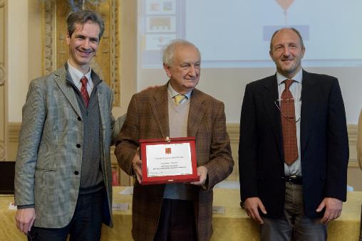 Immagine - Enrico Giusti con il premio Pianeta Galileo 2018