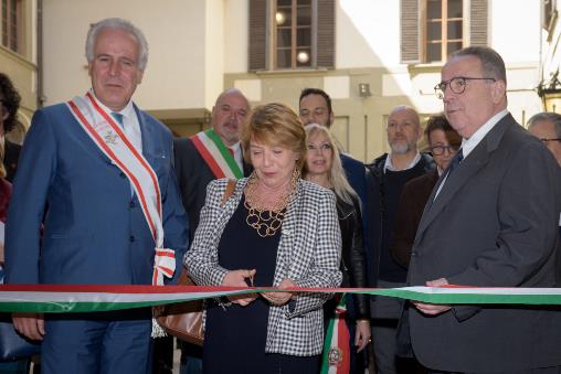 Immagine - Il taglio del nastro. A sinistra il presidente del Consiglio regionale Eugenio Giani, al centro Gabriella Ciampi e a destra Claudio Ciampi