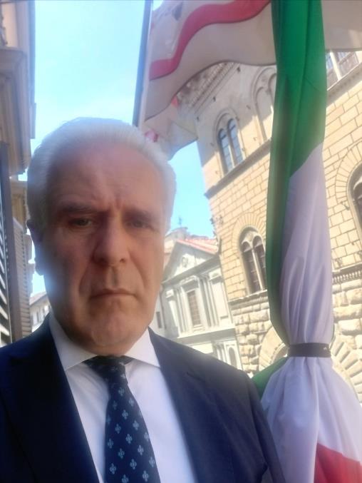 Immagine - Il presidente Giani con la bandiera listata a lutto