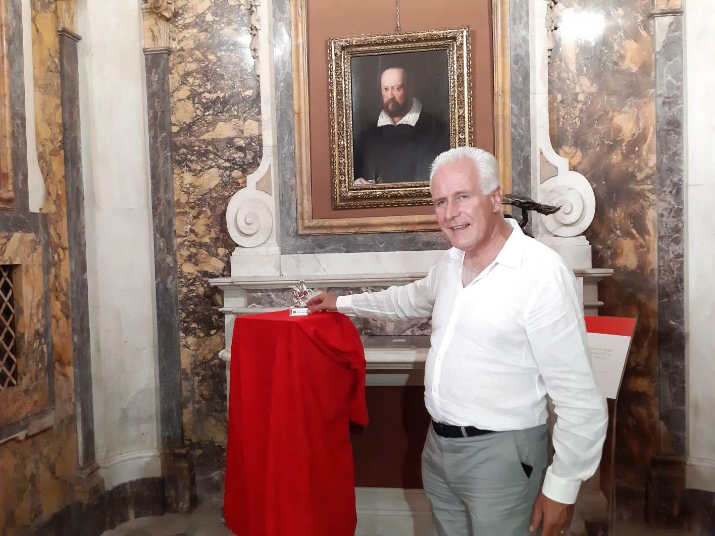 Galleria storica - Il presidente Giani colloca il Pegaso sotto il ritratto di Cosimo I de' Medici