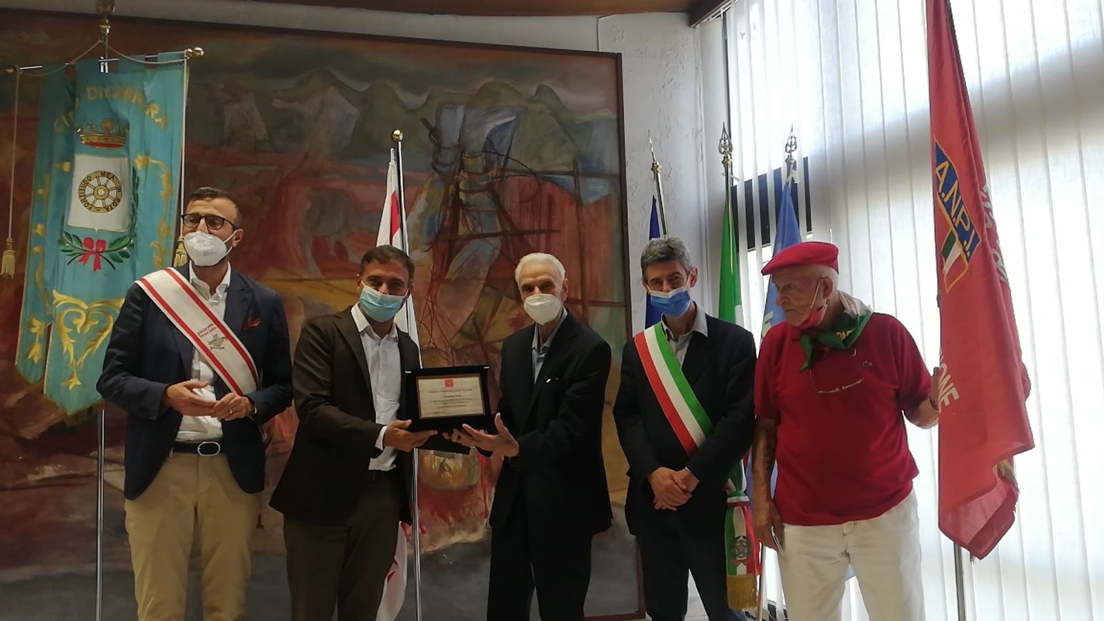 Un momento della cerimonia di conferimento della Targa del Consiglio regionale a Cesira Tosi Un momento della cerimonia di conferimento della Targa del Consiglio regionale a Cesira Tosi