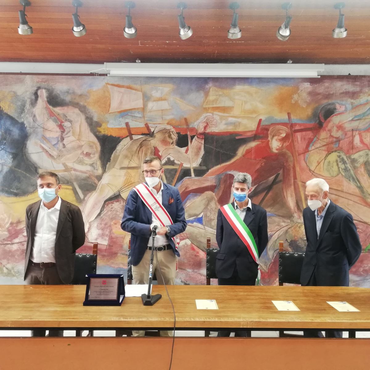 Un momento della cerimonia di conferimento della Targa del Consiglio regionale a Cesira Tosi Un momento della cerimonia di conferimento della Targa del Consiglio regionale a Cesira Tosi