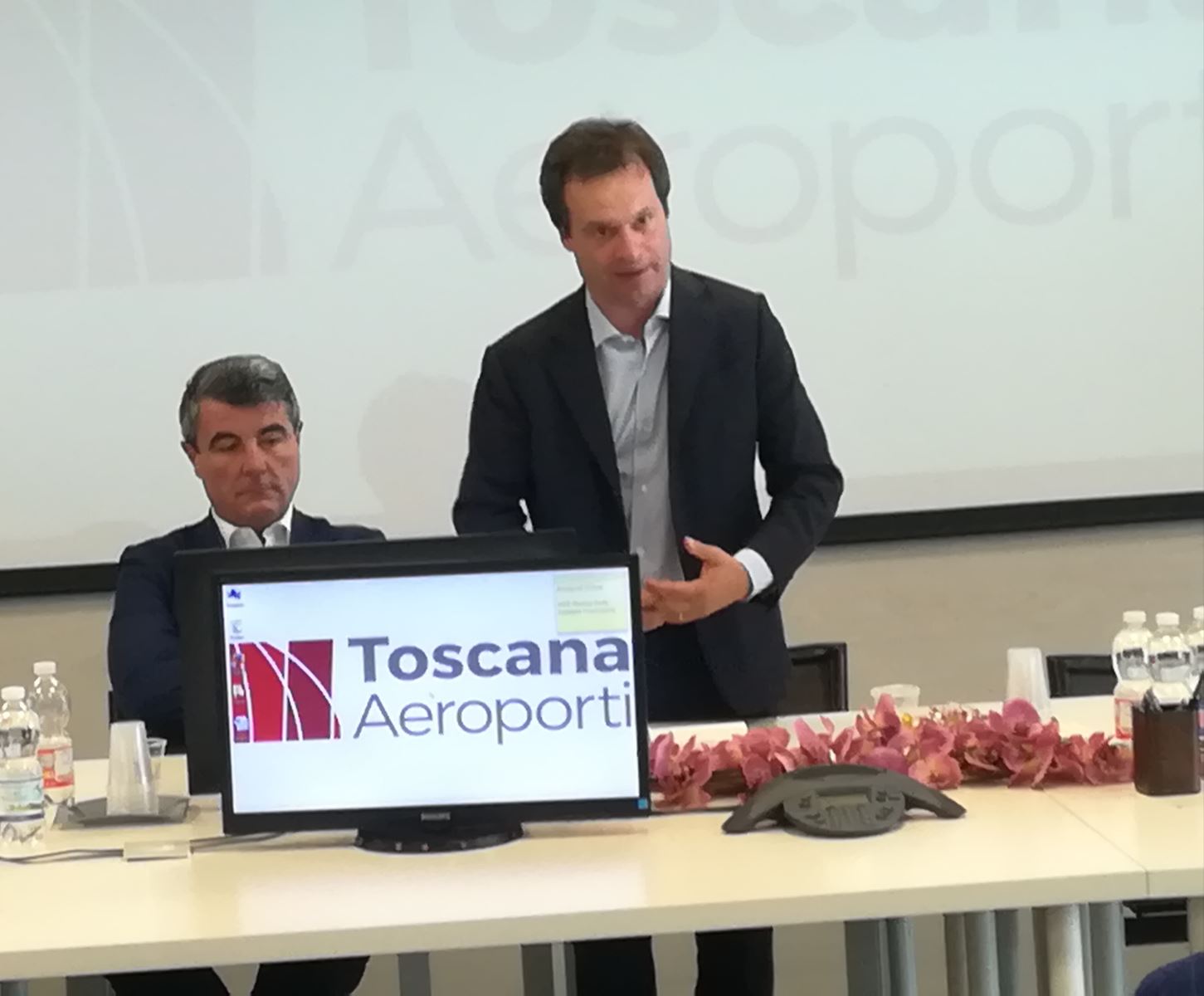 A sinistra, il presidente della commissione Ambiente Stefano Baccelli, in piedi il presidente di Toscana Aeroporti, Marco Carrai 