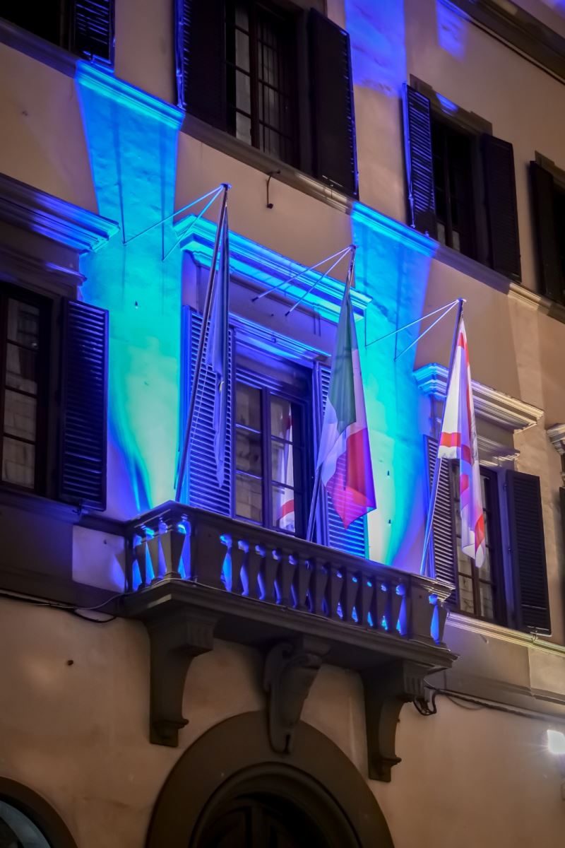 Il palazzo del Pegaso illuminato di blu per la Festa dell'Europa