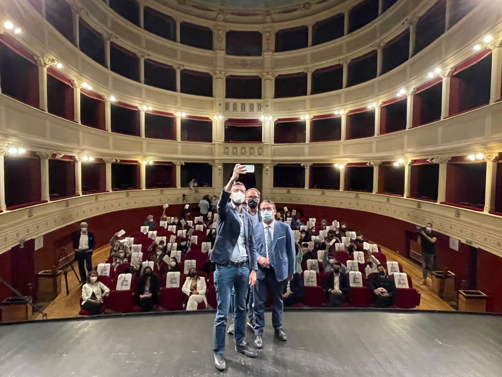 Il presidente del Consiglio regionale Antonio Mazzeo insieme al vicepresidente dell’Assemblea legislativa Marco Casucci al Teatro Signorelli di Cortona (Ar)