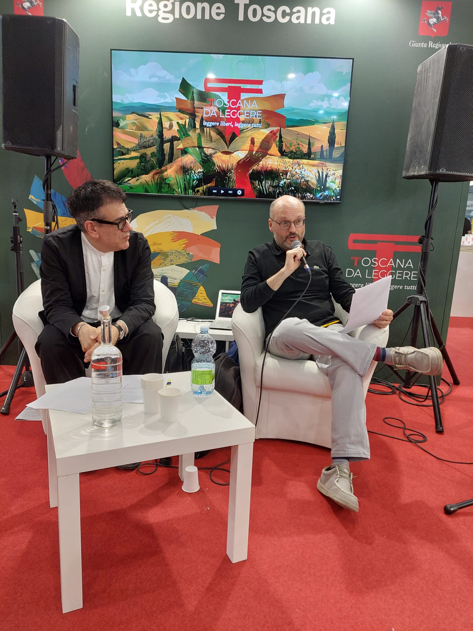 Da sinistra Michele Rossi, direttore del Gabinetto Vieusseux e Marco Menicacci, Università di San Gallo - Svizzera - Omaggio a Mario Luzi a vent’anni della morte: il fondo della Biblioteca della Toscana al Gabinetto Vieusseux