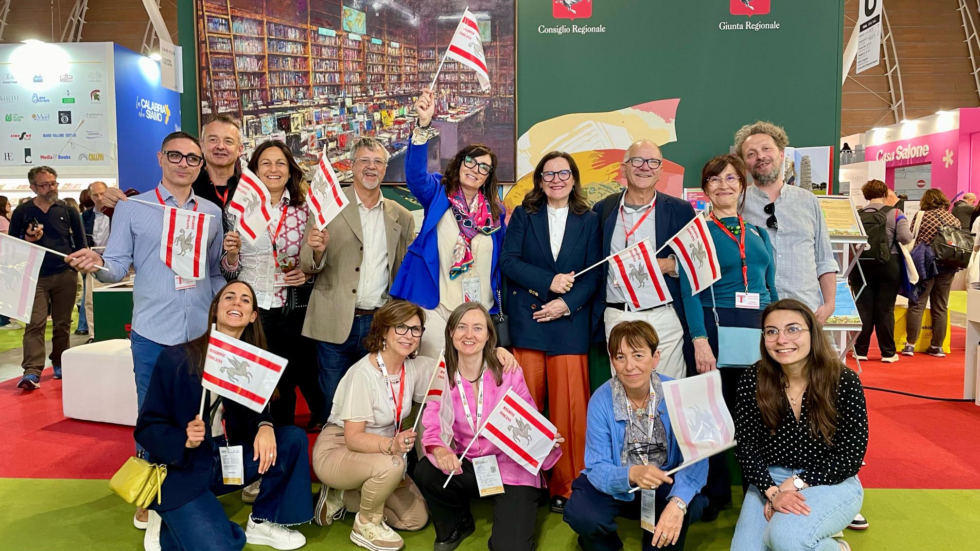 Cristina Giachi, presidente V Commissione, colleghi del Consiglio Regionale insieme a Claudia Brasile, Katia Ferri, Elena Michelagnoli (biblioteca) Sabato 17 maggio 2025