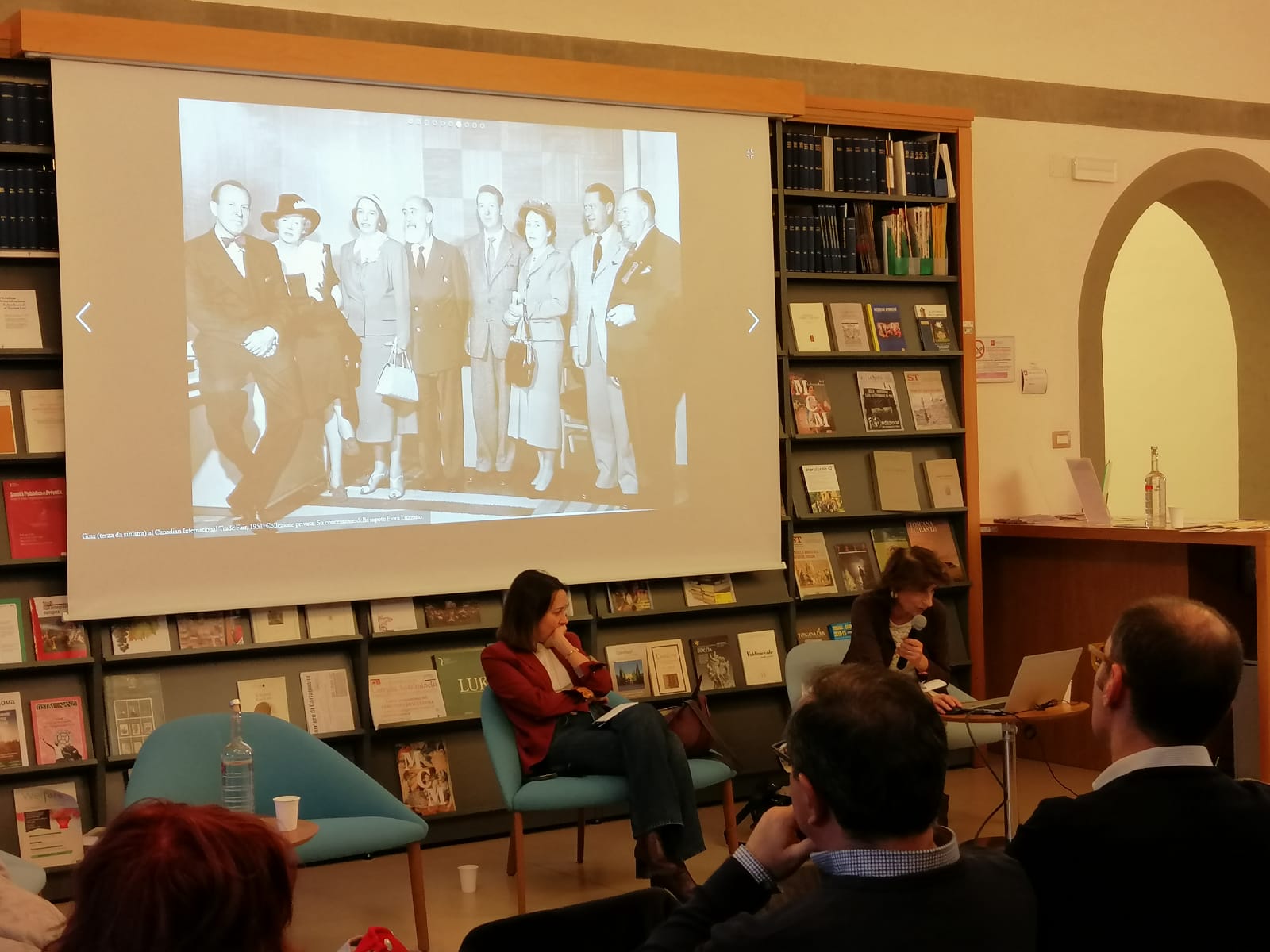 Da sinistra a destra Agnese Pini, direttrice di QN La Nazione, e Patrizia Guarnieri, storica, Università di Firenze e CNR- IGSG