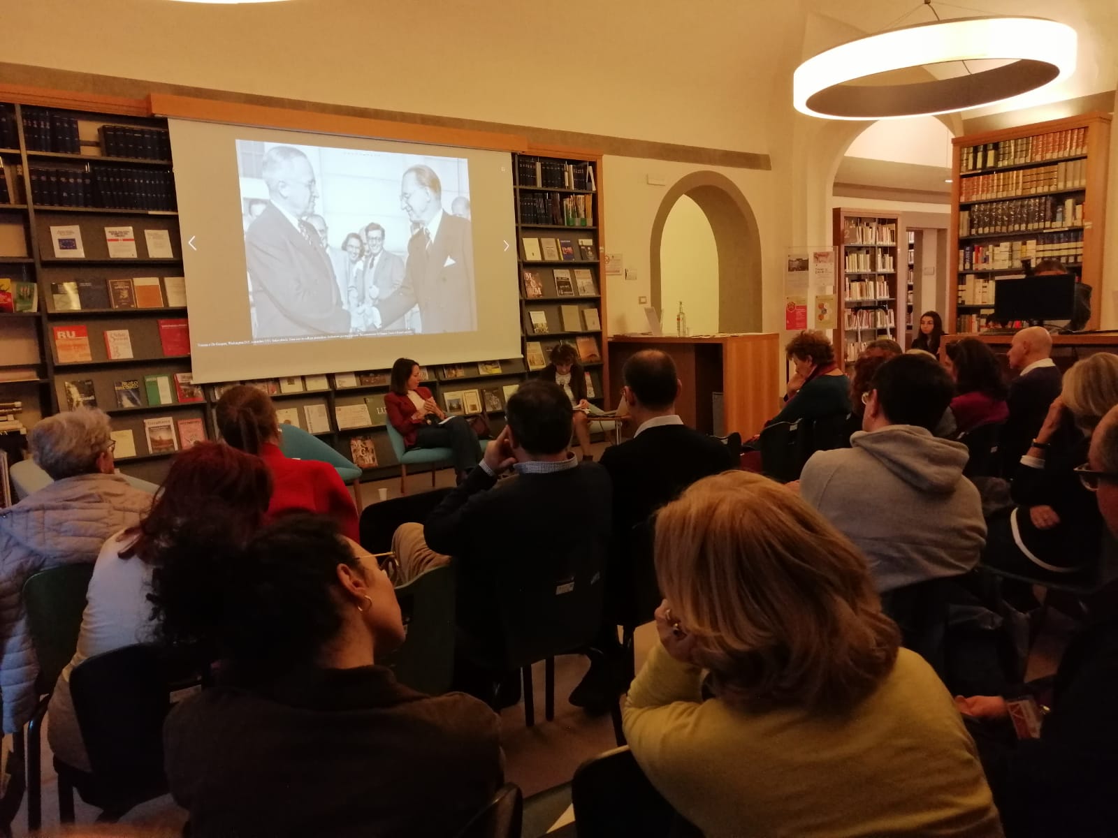 Da sinistra a destra Agnese Pini, direttrice di QN La Nazione, e Patrizia Guarnieri, storica, Università di Firenze e CNR- IGSG