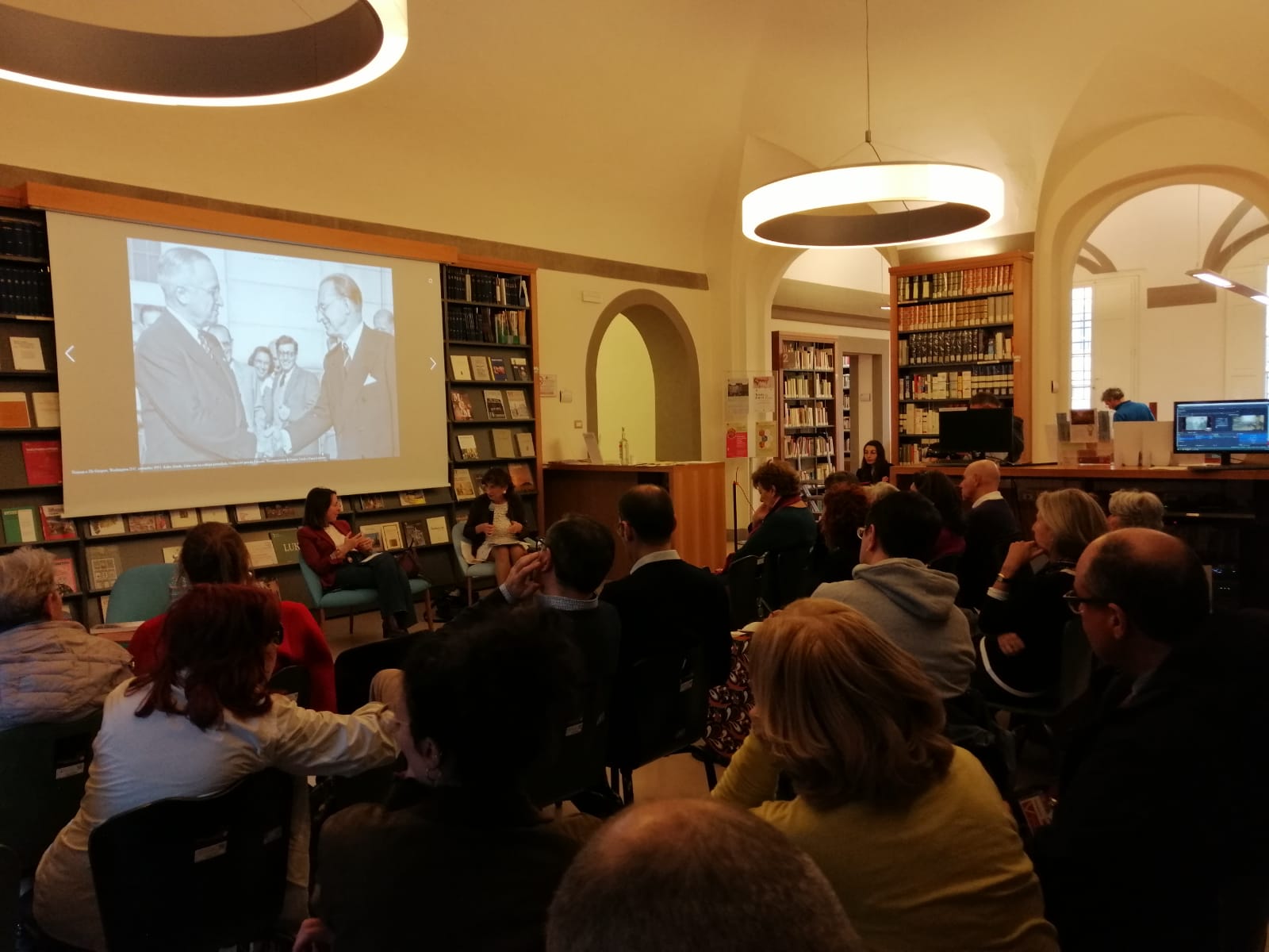 Da sinistra a destra Agnese Pini, direttrice di QN La Nazione, e Patrizia Guarnieri, storica, Università di Firenze e CNR- IGSG