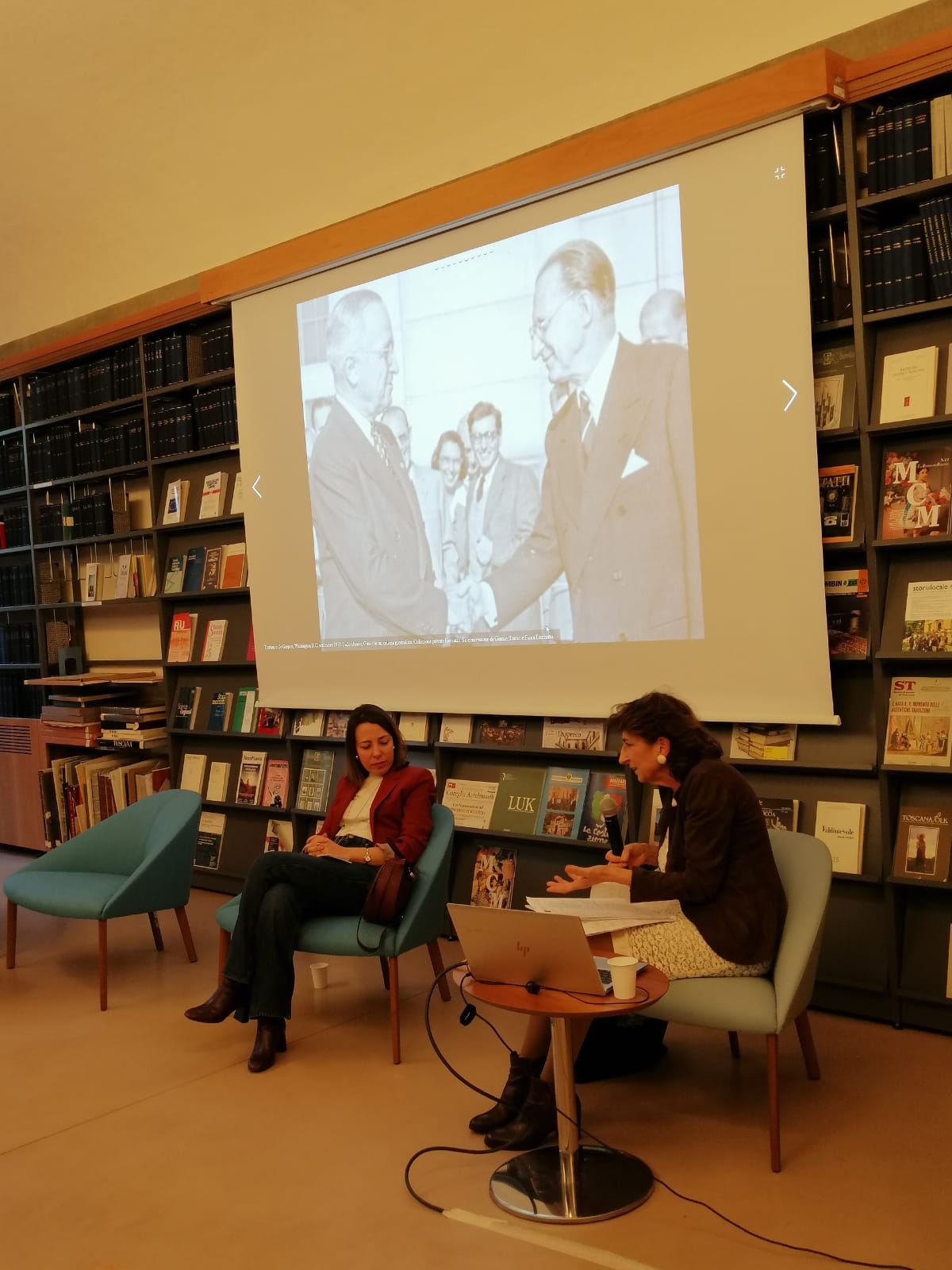 Da sinistra a destra Agnese Pini, direttrice di QN La Nazione, e Patrizia Guarnieri, storica, Università di Firenze e CNR- IGSG