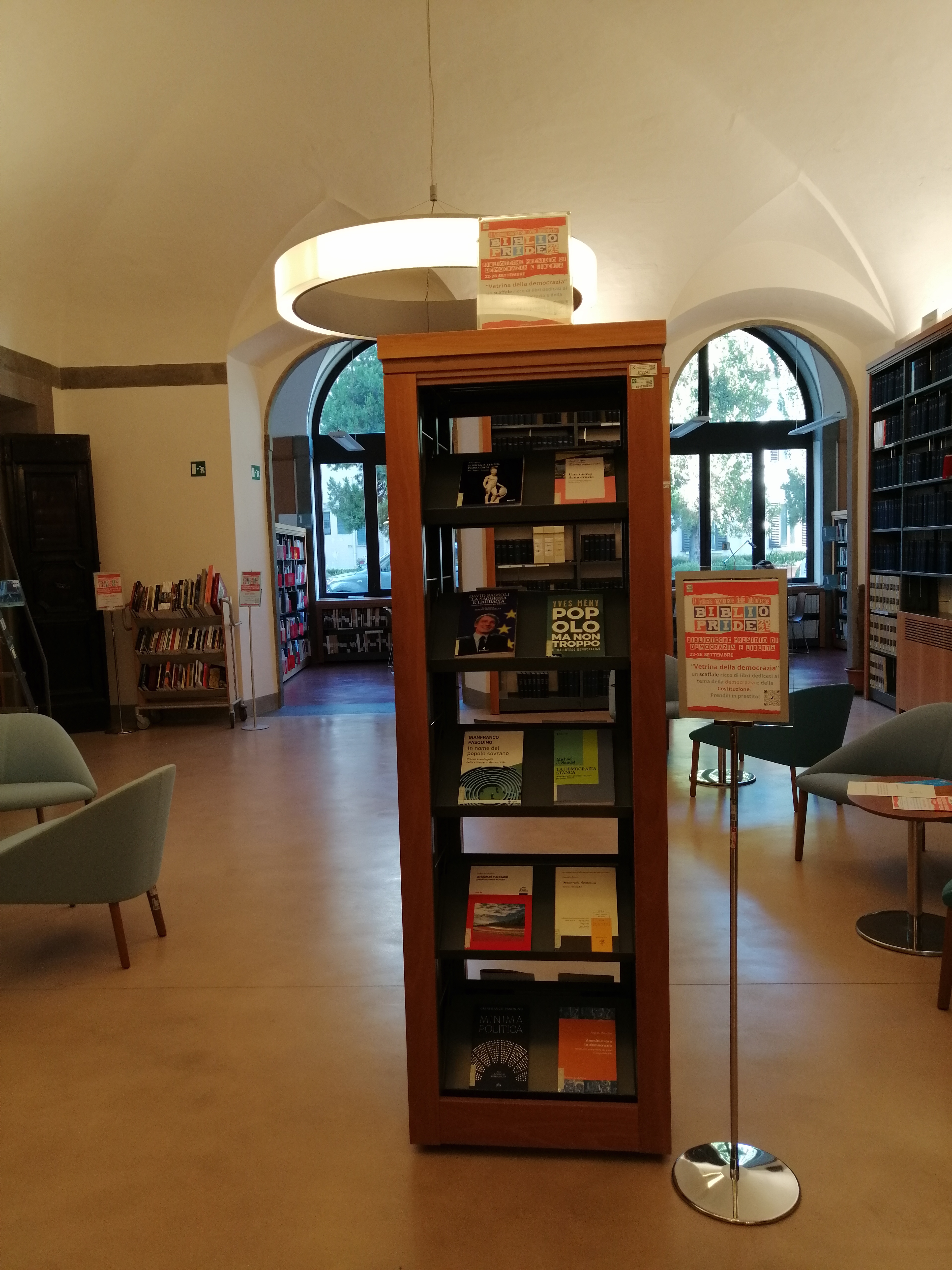 Palazzo Cerretani, "Vetrina della democrazia", uno scaffale ricco  di libri dedicati al tema della democrazia e della Costituzione
