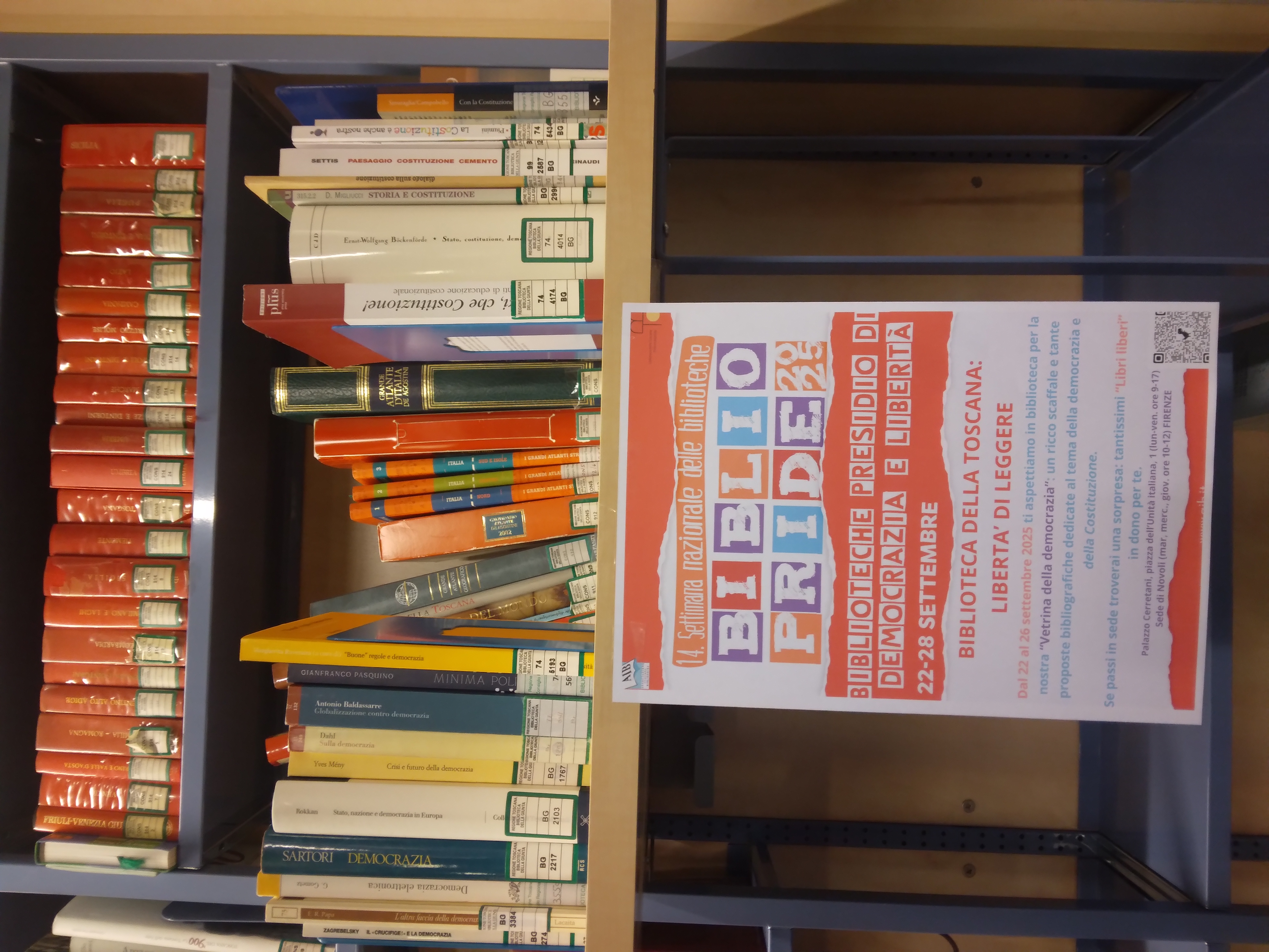 Sede di Novoli, "Vetrina della democrazia", uno scaffale ricco di libri dedicati al tema della democrazia e della Costituzione