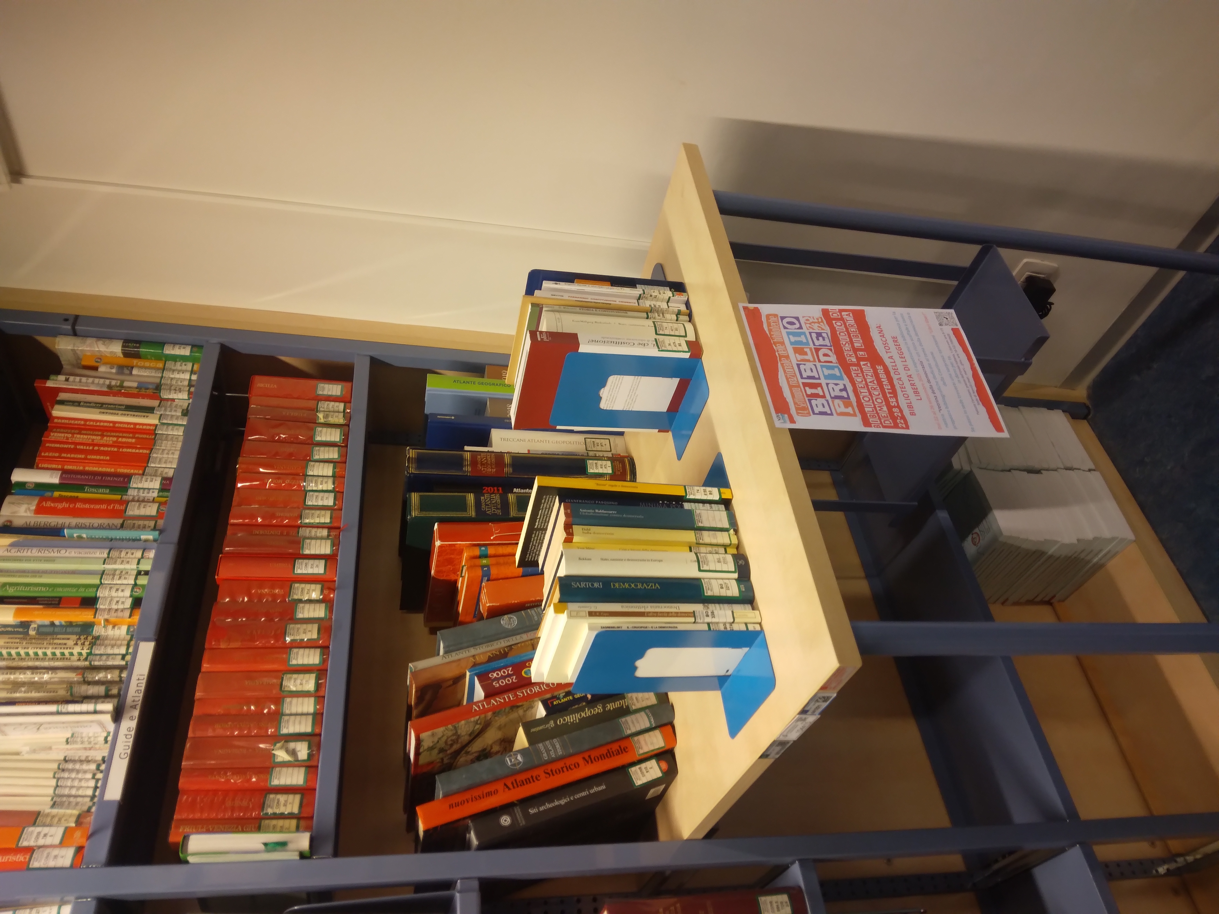 Sede di Novoli, "Vetrina della democrazia", uno scaffale ricco di libri dedicati al tema della democrazia e della Costituzione