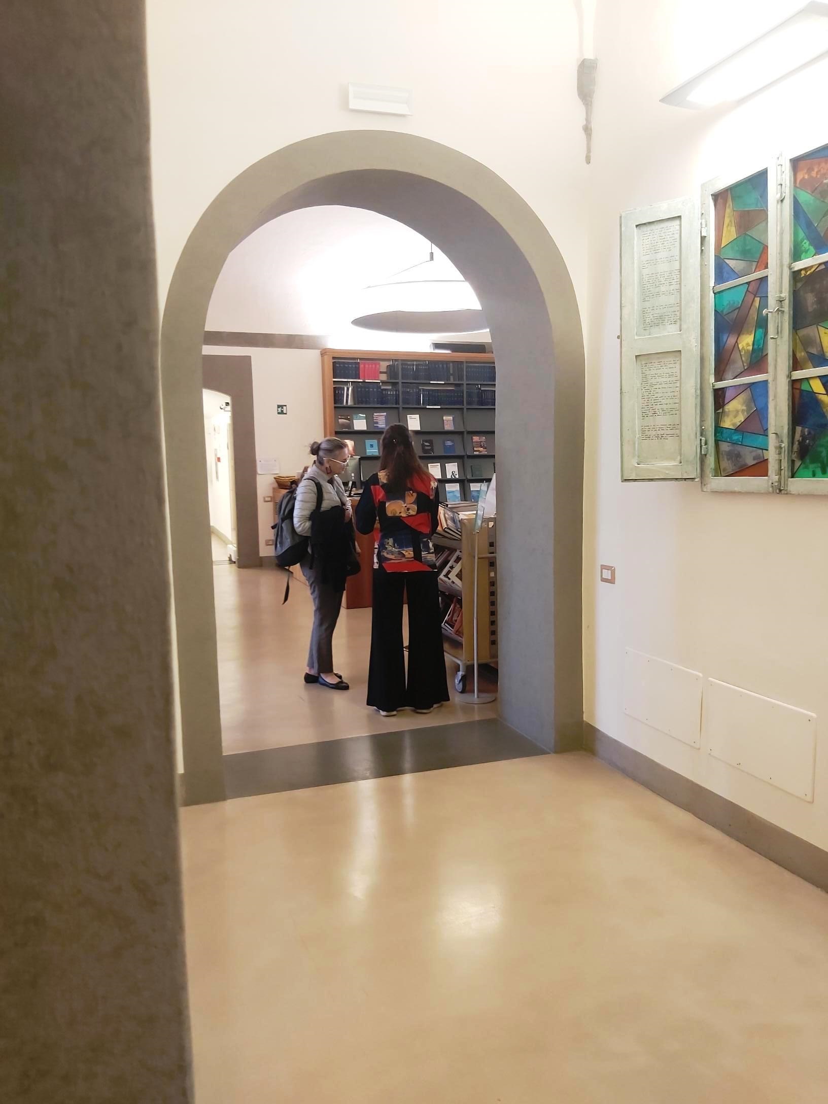 Palazzo Cerretani, alcuni utenti scelgono il libro da portare a casa dallo scaffale "Libri liberi"	