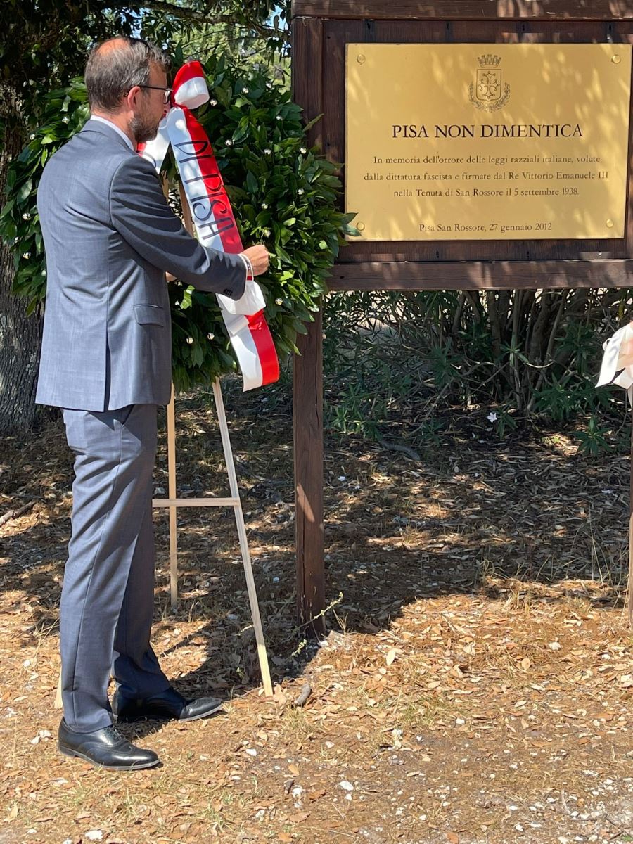 Il presidente del Consiglio regionale, Antonio Mazzeo, durante la deposizione della corona d'alloro alla lapide nel Parco di San Rossore che ricorda la firma delle leggi razziali e l'inizio delle persecuzioni contro gli ebrei