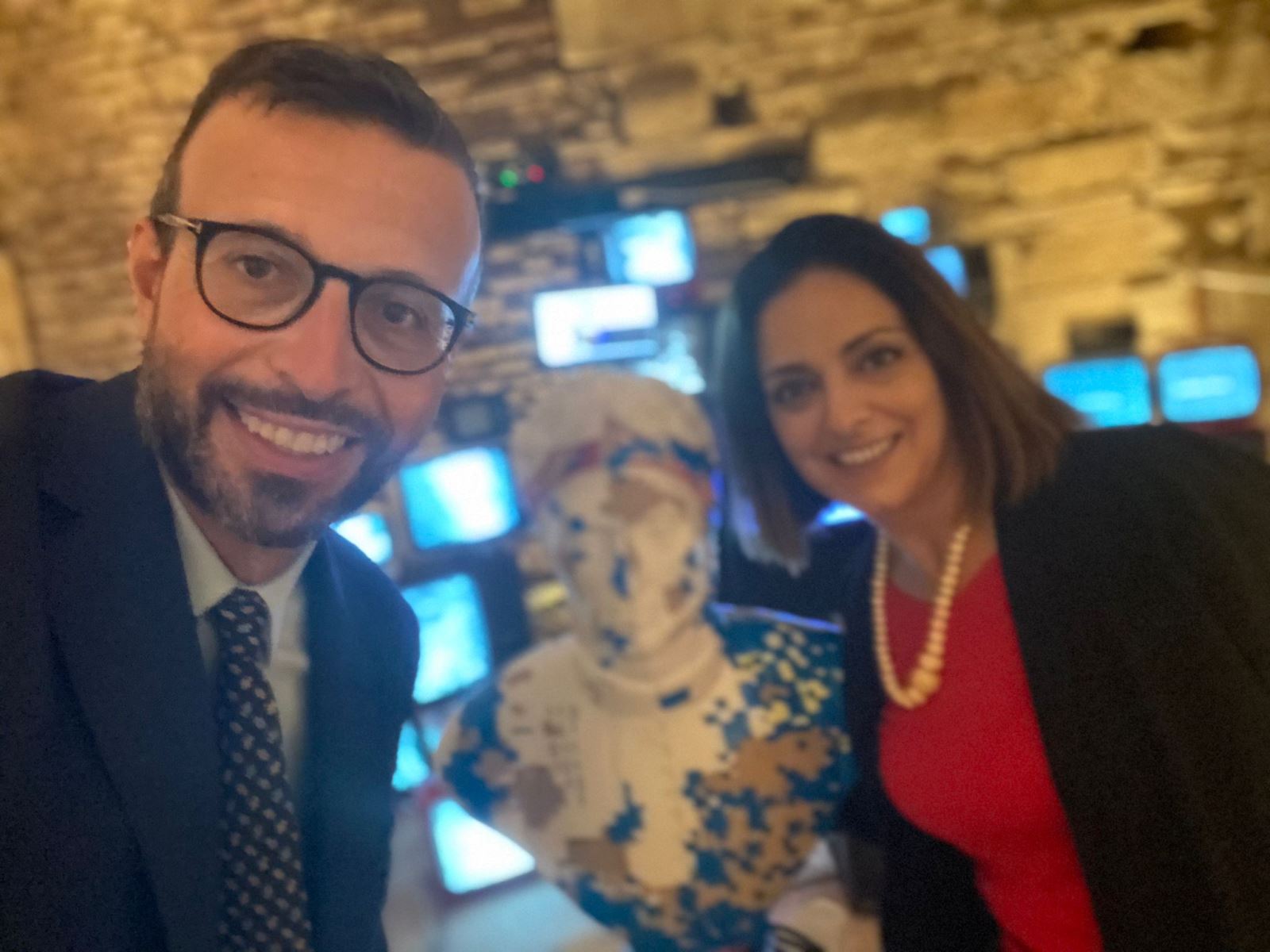 Il presidente del Consiglio regionale Antonio Mazzeo e la consigliera toscana Valentina Mercanti alla presentazione dell'avatar di Dante a Lucca