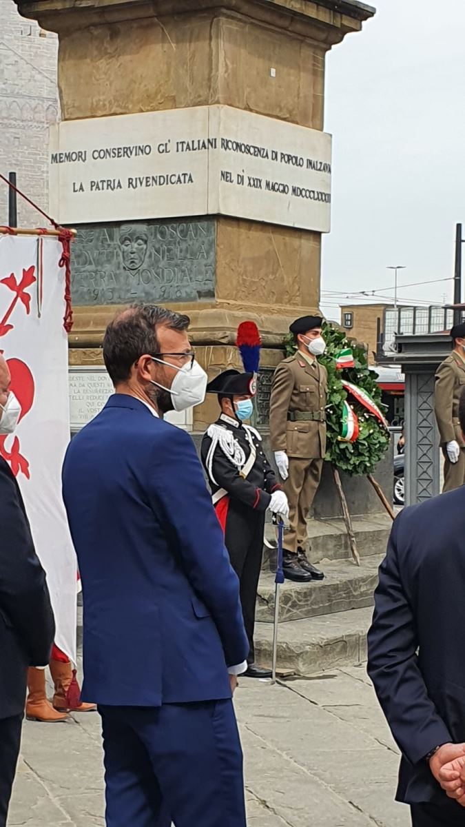 Il presidente del Consiglio regionale, Antonio Mazzeo, alla deposizione di una corona di fiori al monumento ai Caduti a Firenze 