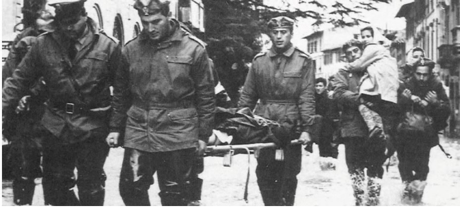 La polizia nell'alluvione del '66